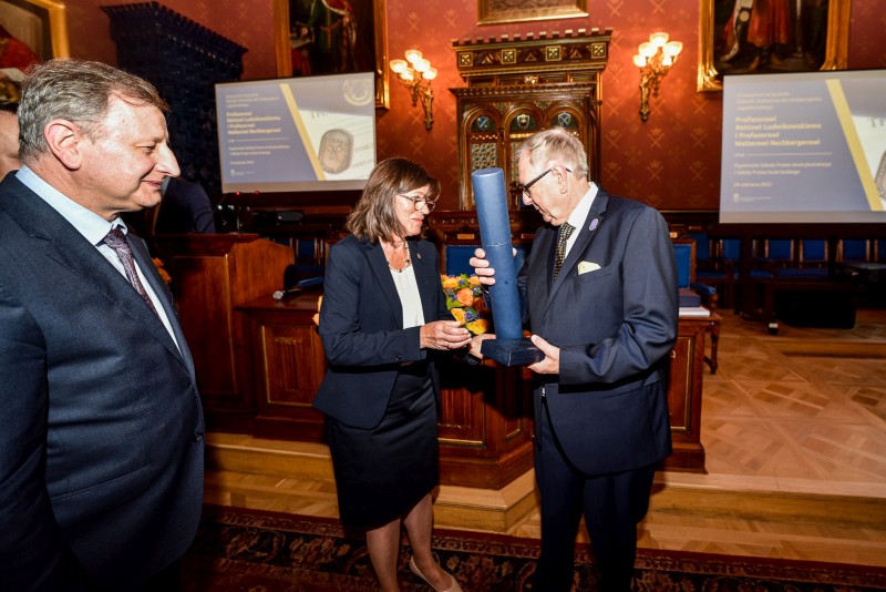 Tłumaczenie symultaniczne w j. angielskim podczas uroczystości na Uniwersytecie Jagiellońskim